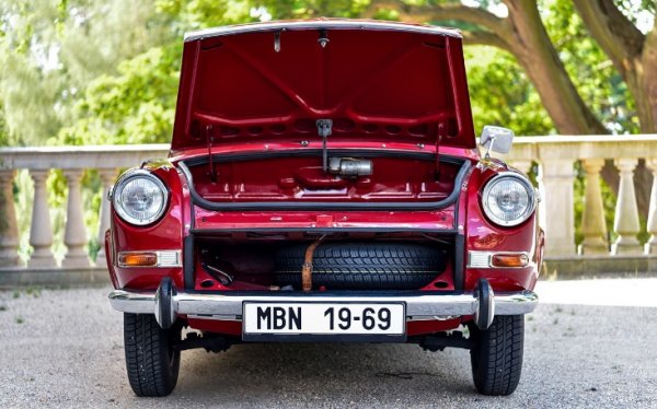 Резервната гума е интересно прибрана отпред, под багажника
